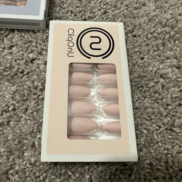 Cliqonu press on nails comes with glue I. Each pack - Picture 4 of 6